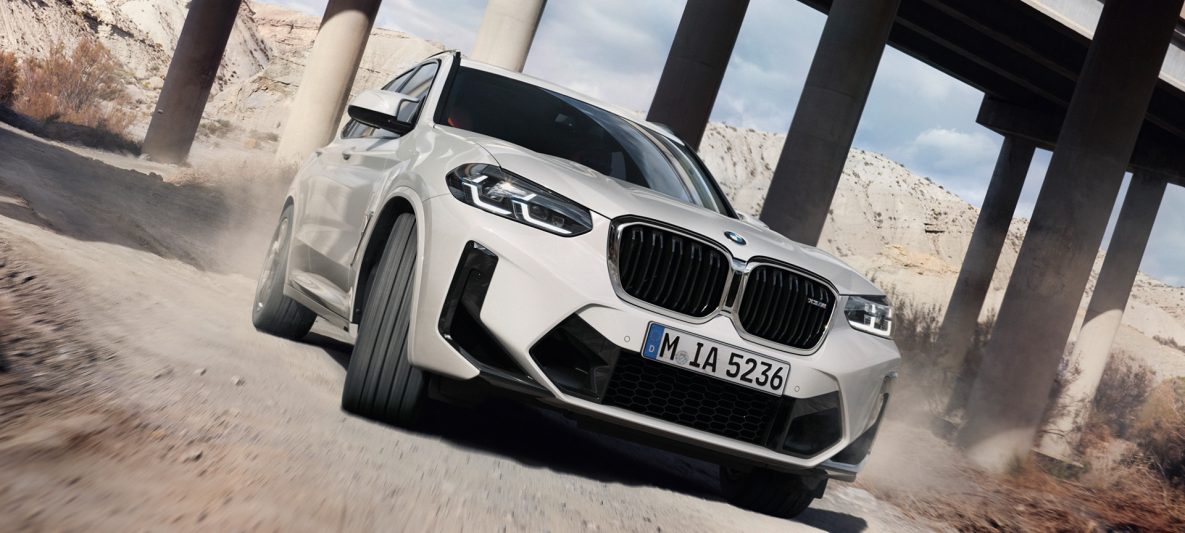 BMW X3 M F97 LCI Facelift 2021 Alpinweiß Dreiviertel-Frontansicht fahrend durch Kurve